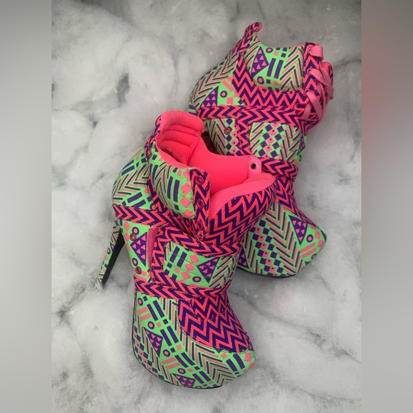 Show stopping ankle boots! For the bold fashionista! - Picture 2 of 3